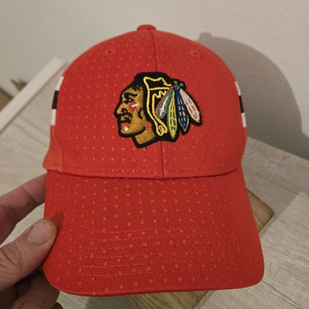Authentic NHL Adidas Chicago Blackhawks Hat Youth Fitmax Elastic Stretch Fit